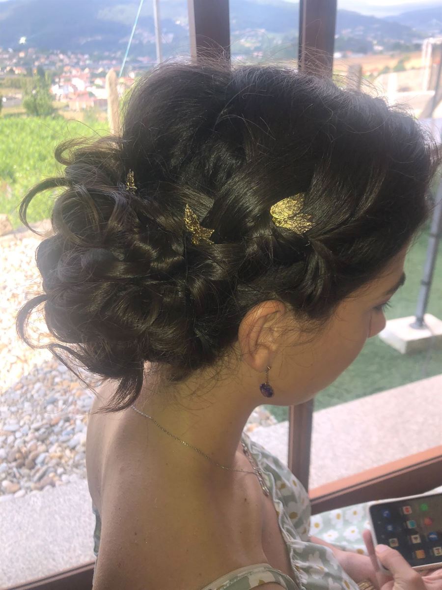 Recogido bajo con trenzas y horquillas de hojas doradas